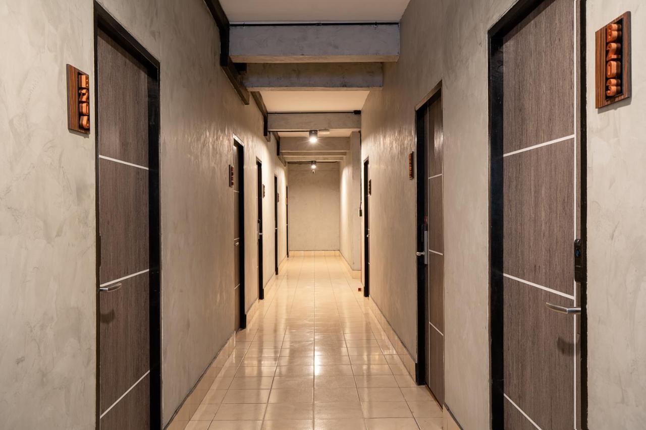 Buri Hostel Bangkok Exterior photo